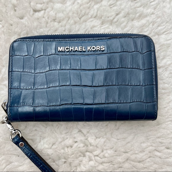 Michael Kors Croc Embossed Check Book/Phone Credit cards Wristlet Wallet - Picture 1 of 10